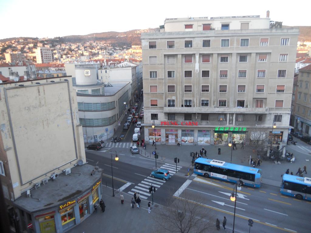 B&B International Trieste Luaran gambar